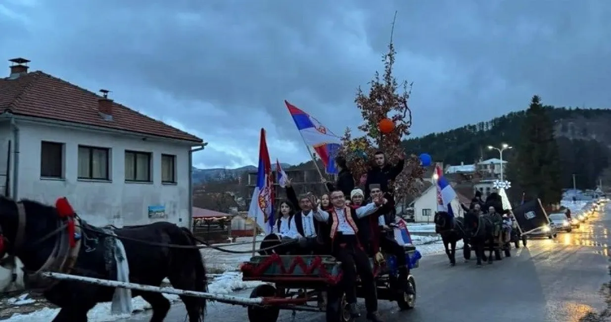 Bosansko Grahovo: Slavili Božić uz kokarde i zastave s mrtvačkim glavama//