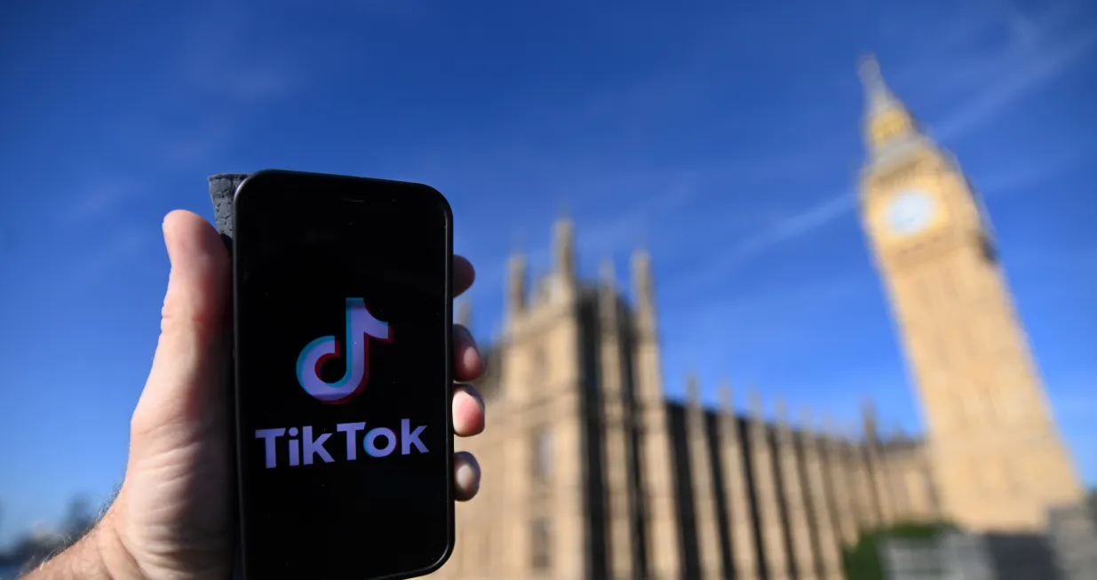 epa10105270 Social media giant Tik Tok's logo outside the UK parliament in London, Britain 04 August 2022. The British Parliament has announced it has closed its TikTok account over concerns of the firm's links to China and the risk of data being passed to the Chinese government. EPA/ANDY RAIN/Andy Rain