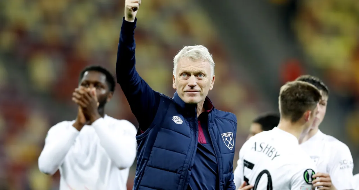 epa10285081 West Ham head coach David Moyes reacts after the UEFA Conference League group B soccer match between FCSB and West Ham in Bucharest, Romania, 03 November 2022. EPA/ROBERT GHEMENT