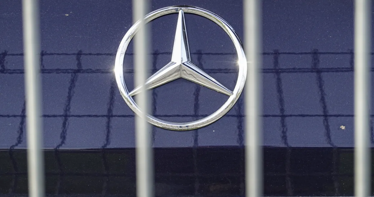 epa10266734 A Mercedes-Benz logo at car dealer Autodom autosalon in Moscow, Russia, 26 October 2022. Mercedes sold its plant in the Moscow region and property to his dealer of the Avtodom Group. The car producer estimated its assets in the Russian Federation at two billion Euro. Deliveries of cars selling above 50,000 euro from the EU and all cars from the United States to Russia are prohibited by sanctions in March 2022. Mercedes has become the third manufacturer in the passenger car industry to leave the Russian market. Prior to that, Renault and Nissan had sold their assets and left it. EPA/YURI KOCHETKOV EPA-EFE/YURI KOCHETKOV/Yuri Kochetkov