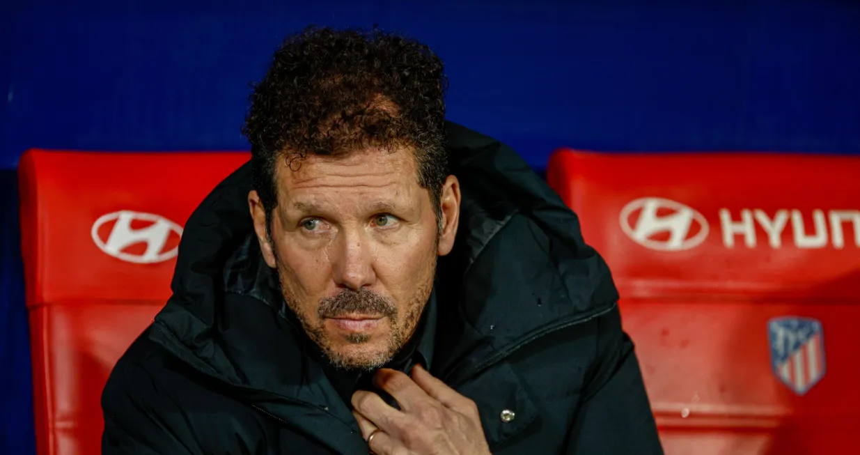 epa10396261 Atletico's head coach, Diego Pablo Simeone, reacts before the Spanish LaLiga soccer match between Atletico de Madrid and FC Barcelona at Civitas Metropolitano stadium in Madrid, Spain, 08 January 2023. EPA/Rodrigo Jimenez