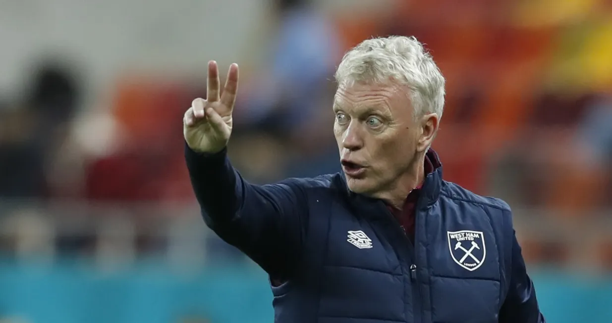 epa10284824 West Ham head coach David Moyes reacts during the UEFA Conference League group B soccer match between FCSB and West Ham in Bucharest, Romania, 03 November 2022. EPA/ROBERT GHEMENT