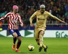 epa10396353 Atletico's striker Antoine Griezmann (L) vies for the ball against FC Barcelona's Uruguayan defender Ronald Araujo (R) during the Spanish LaLiga soccer match between Atletico de Madrid and FC Barcelona at Civitas Metropolitano stadium in Madrid, Spain, 08 January 2023. EPA/Rodrigo Jimenez