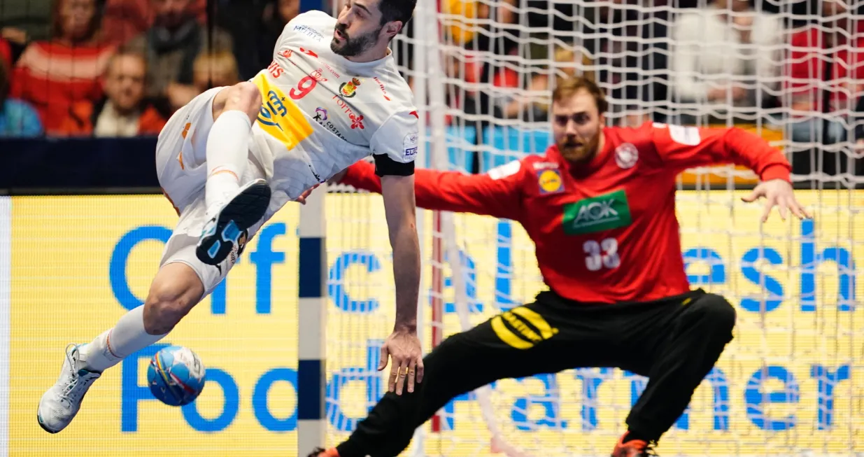 epa08120357 Spain's Raul Entrerrios Rodriguez (L) in action against Germany's goalkeeper Andreas Wolff during the preliminary round match between Spain and Germany at the EHF Handball Men European Championship in Trondheim, Norway, 11 January 2020. EPA/OLE MARTIN WOLD NORWAY OUT