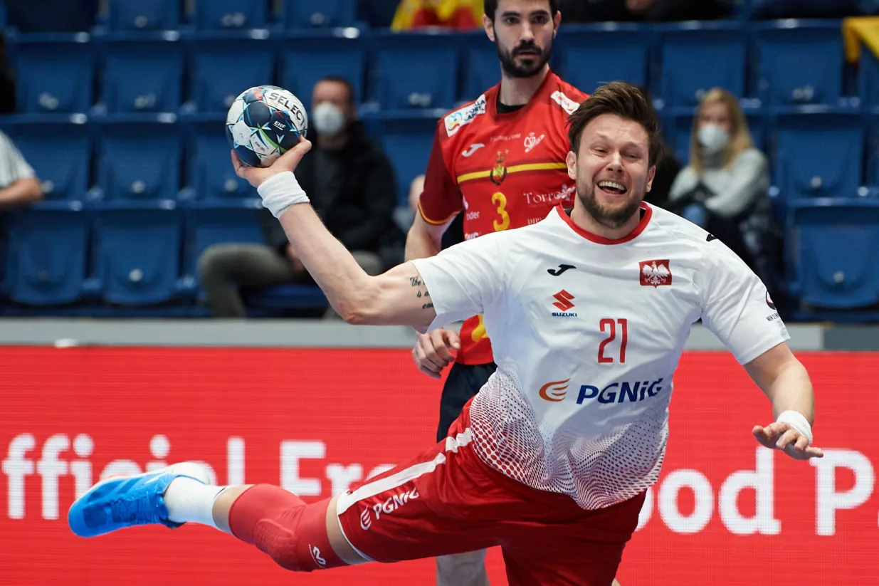 epa09708451 Kamil Syprzak (C) of Poland in action during the during the Men's European Handball Championship main round match between Poland and Spain in Bratislava, Slovakia, 25 January 2022. EPA/Adam Warzawa POLAND OUT