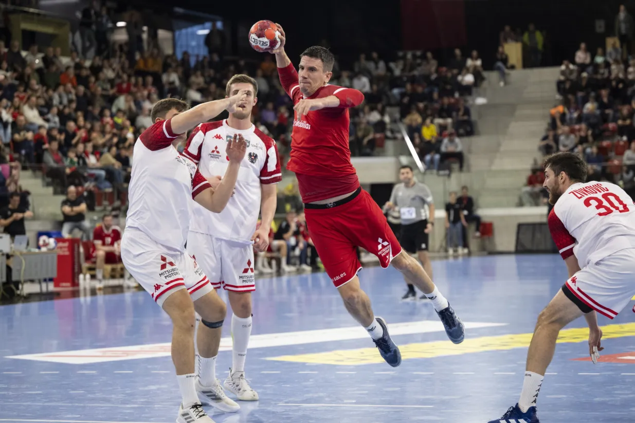 epa10395958 Switzerland's Andy Schmid (C) in action during the 49. Yellow Cup Handball match between Switzerland and Austria in Winterthur, Switzerland, 08 January 2023. EPA/ENNIO LEANZA