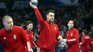 epa09683657 Bence Banhidi of Hungary warms up prior to the Men's European Handball Championship preliminary round match between Hungary and the Netherlands at MVM Dome in Budapest, Hungary, 13 January 2022. EPA/Tamas Kovacs HUNGARY OUT