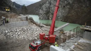 Radovi na sanaciji oštećenja željezničke pruge kod Komadinovog Vrela, nedaleko od Jablanice, zbog kojeg je više od tri mjeseca potpuno obustavljen željeznički saobraćaj na dionici Sarajevo – Mostar, mogli bi biti završeni krajem januara ili početkom februara. Gradilište pruge, osim predstavnika ŽFBiH, u ponedjeljak posjetili su ministar komunikacija i prometa BiH Edin Forto i federalna ministrica prometa i komunikacija Andrijana Katić/Denis Zuberi