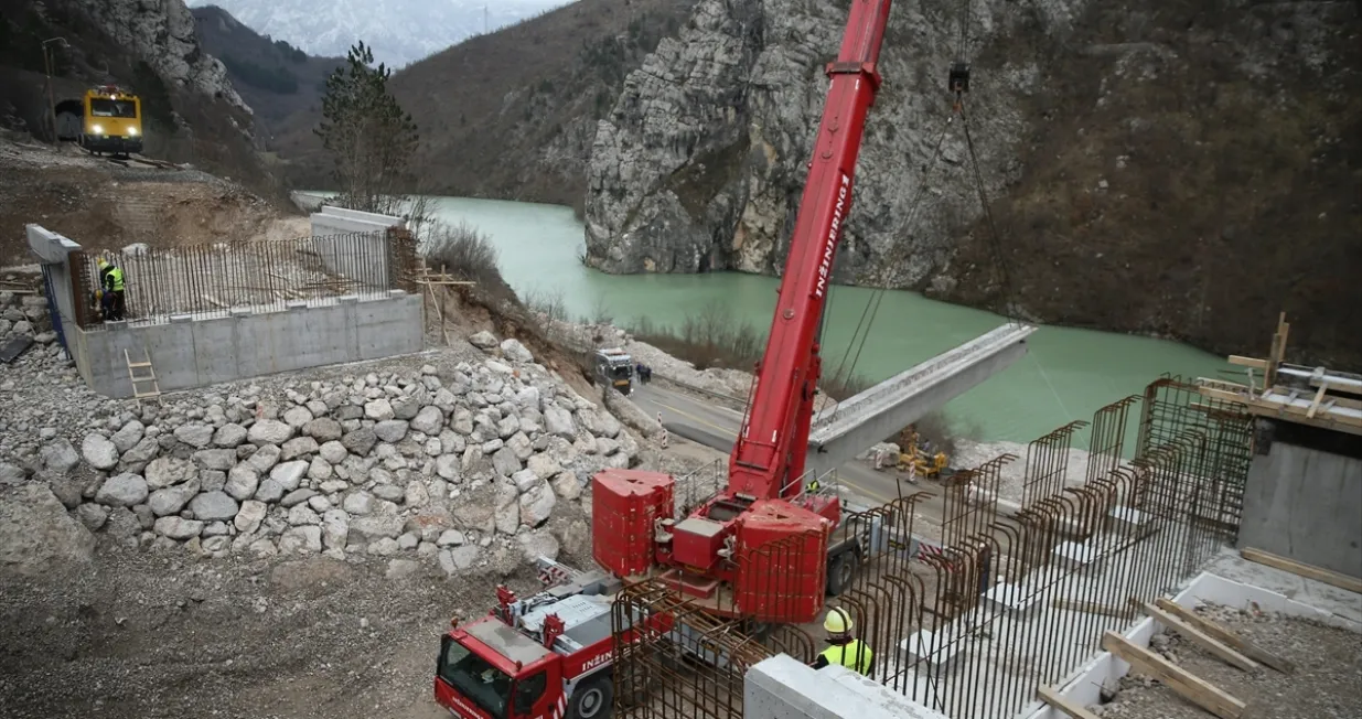 Radovi na sanaciji oštećenja željezničke pruge kod Komadinovog Vrela, nedaleko od Jablanice, zbog kojeg je više od tri mjeseca potpuno obustavljen željeznički saobraćaj na dionici Sarajevo – Mostar, mogli bi biti završeni krajem januara ili početkom februara. Gradilište pruge, osim predstavnika ŽFBiH, u ponedjeljak posjetili su ministar komunikacija i prometa BiH Edin Forto i federalna ministrica prometa i komunikacija Andrijana Katić/Denis Zuberi