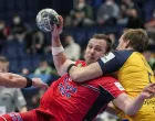 epa09709168 Sander Sagosen of Norway (L) in action against Max Darj of Sweden (R) during the Men's European Handball Championship main round match between Sweden and Norway in Bratislava, Slovakia, 25 January 2022. EPA/MARTIN DIVISEK