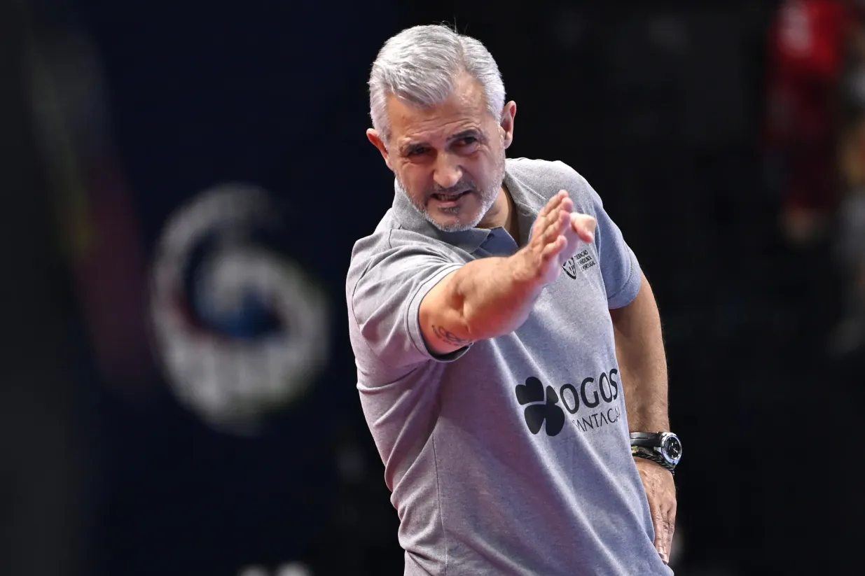 epa09693847 Paulo Pereira, head coach of Portugal, reacts during the Mens' Handball European Championship peliminary round Group B third round match Portugal vs. Netherlands in MVM Dome in Budapest, Hungary, 18 January 2022. EPA/Tamas Kovacs HUNGARY OUT