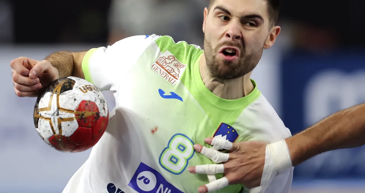 epa08962886 Blaz Janc of Slovenia in action during the Main Round match between Slovenia and Egypt at the 27th Men's Handball World Championship in Cairo, Egypt, 24 January 2021. EPA/Mohamed Abd El Ghany/POOL