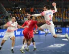 epa08956014 Croatia's Domagoj Duvnjak (R) in action against Bahrain's Jasim Alsalatna (C) during the match between Croatia and Bahrain at the 27th Men's Handball World Championship in Cairo, Egypt, 21 January 2021. EPA/Mohamed Abd El Ghany/POOL