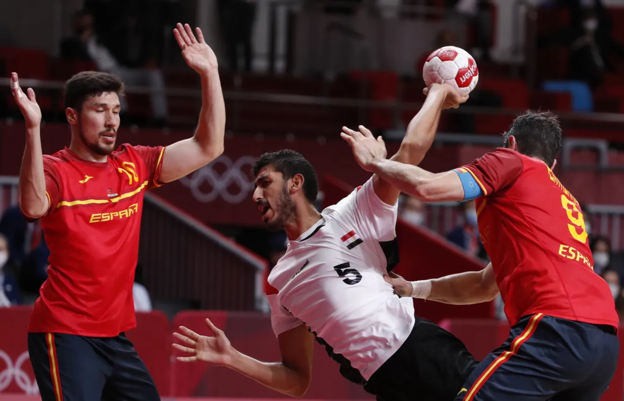 epa09403155 Egypt's Yahia Omar (C) in action against Spain's Raul Rodriguez Entrerrios (R) during the Men's Bronze medal match between Spain and Egypt of the Handball events of the Tokyo 2020 Olympic Games at the Yoyogi National Gymnasium arena in Tokyo, Japan, 07 August 2021. EPA/TATYANA ZENKOVICH