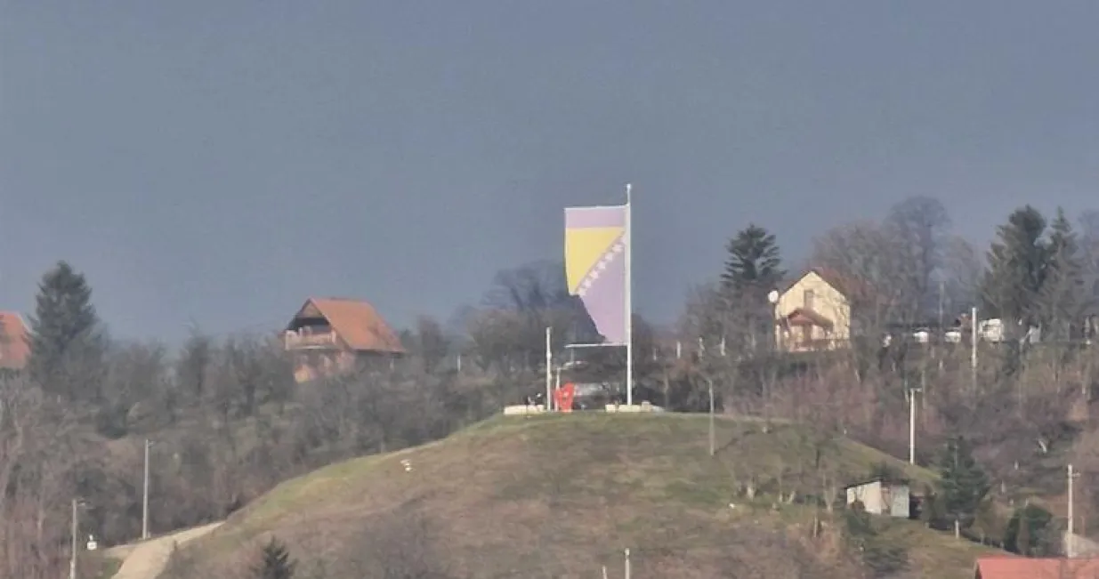 O&scaron;tećena zastava BiH/Tuzlanski.ba