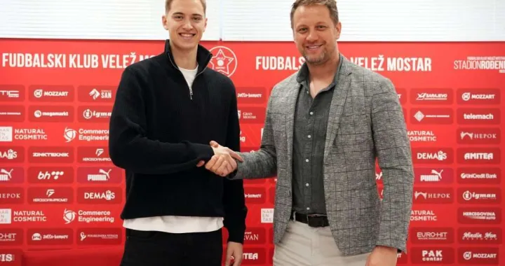 Tarik Karić na potpisu ugovora (FOTO: FK Velež)