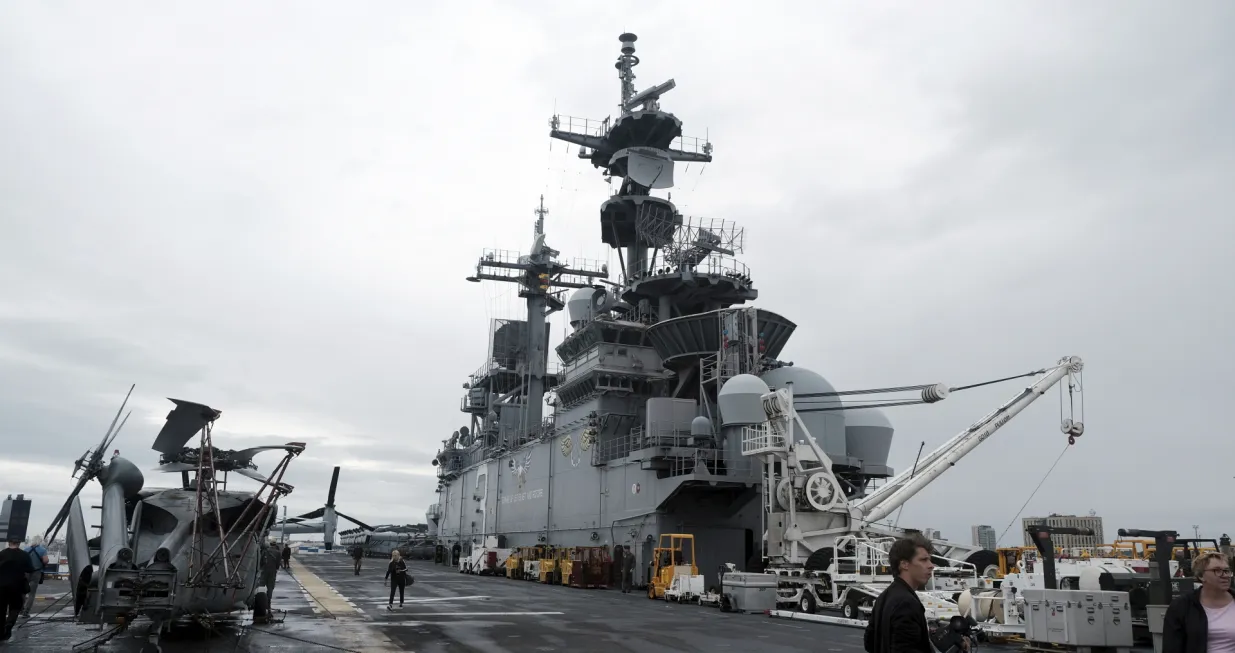 epa10133585 US warship the USS Kearsarge (LHD-3) is docked at the Port of Klaipeda, Lithuania, 22 August 2022. The largest warship ever visit Lithuania, docked at the port of Klaip˜da to demonstrate US unity, solidarity with Lithuania and other NATO allies. The Wasp-class amphibious assault ship, the flagship of the 22nd US Marine Expeditionary Unit, the USS Kearsarge (LHD-3) is a 257.3-metre-long, 60.1-metre-wide vessel and has a draft of 10.5 meters. The ship has a crew of more than 2,000, but up to 1,500 crew members are on board at a time on board. EPA/VALDA KALNINA/Valda Kalnina