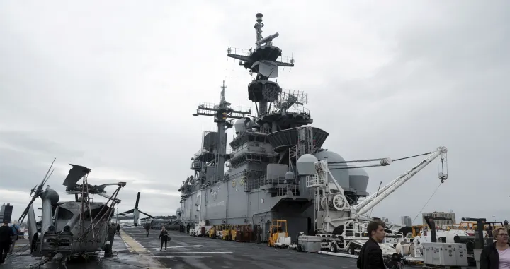 epa10133585 US warship the USS Kearsarge (LHD-3) is docked at the Port of Klaipeda, Lithuania, 22 August 2022. The largest warship ever visit Lithuania, docked at the port of Klaip˜da to demonstrate US unity, solidarity with Lithuania and other NATO allies. The Wasp-class amphibious assault ship, the flagship of the 22nd US Marine Expeditionary Unit, the USS Kearsarge (LHD-3) is a 257.3-metre-long, 60.1-metre-wide vessel and has a draft of 10.5 meters. The ship has a crew of more than 2,000, but up to 1,500 crew members are on board at a time on board. EPA/VALDA KALNINA/Valda Kalnina