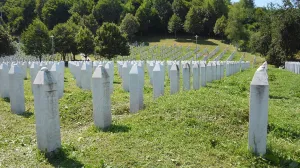 Mezarje, Potočari, bijeli nišani, Memorijalni centar Srebrenica-Potočari, Srebrenica, genocid/Anadolija/