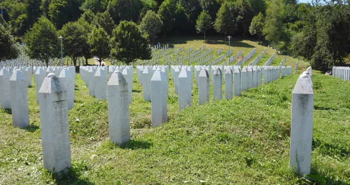 Mezarje, Potočari, bijeli nišani, Memorijalni centar Srebrenica-Potočari, Srebrenica, genocid/Anadolija/