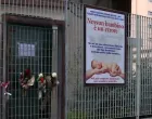 Na plakatu ispred crkve poziva se ljude u poteškoćama da ostave svoje dijete na brigu župi, uz sliku novorođenčeta i natpis: "Nijedno dijete nije pogreška."/X/ Screenshot