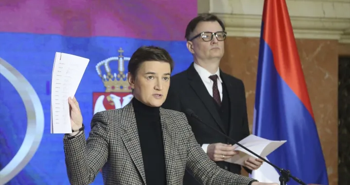 Predsjednica Narodne skupštine Srbije Ana Brnabić podnijela je u srijedu 100 potpisa poslanika vladajuće većine za održavanje savjetodavnog referenduma o povjerenju predsjedniku Aleksandru Vučiću te održala pres-konferenciju u Beogradu/Filip Stevanović