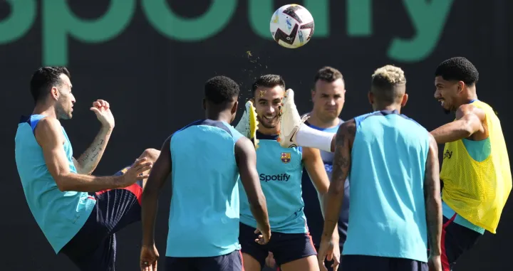 epa10187785 Barcelona's players Sergio Busquets (L), Ronald Araujo (R) and Eric Garcia (C) attend the team's training session at Joan Gamper Sports City in Barcelona, Spain, 16 September 2022, a day before their LaLiga match against Elche. EPA/ALEJANDRO GARCIA