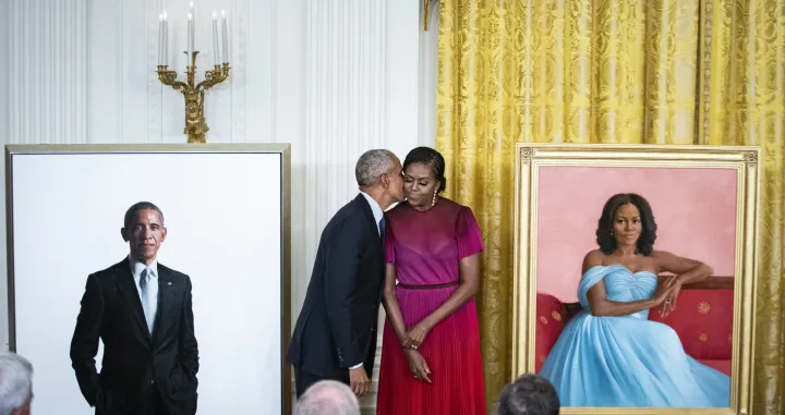 epa10168461 Former US President Barack Obama kisses former First Lady Michelle Obama as their official White House portraits are unveiled during a ceremony in Washington, DC, USA, 07 September 2022. The portraits of Barack and Michelle Obama, acquired and commissioned by the White House Historical Association, were painted by Robert McCurdy and Sharon Sprung, respectively. EPA/AL DRAGO/POOL/Al Drago/Pool