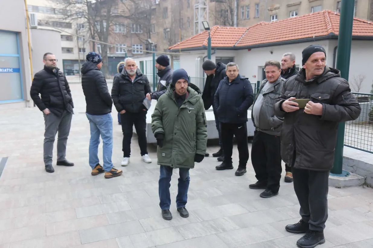 Predstavnici stanovnika Širokače ispred Općine/Senad Gubelić 