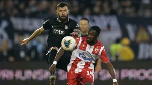 epa08478200 Partizan's Aleksandar Scekic (L) in action against Red Star's Richmond Boakye (R) during the Serbian Cup semifinal soccer match between Partizan and Red Star in Belgrade, Serbia, 10 June 2020. EPA/ANDREJ CUKIC