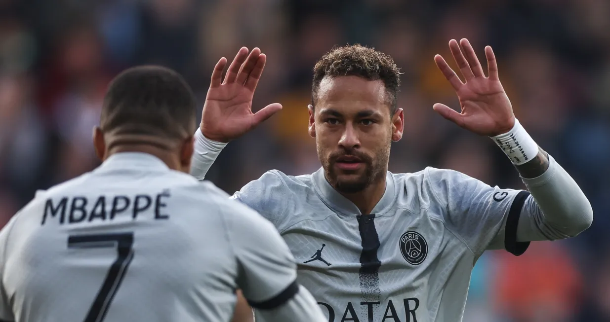 epaselect epa10289996 Paris Saint Germain's Neymar Jr (R) celebrating his 1-0 lead goal with Paris Saint Germain's Kylian Mbappe (L) during the French Ligue 1 soccer match between FC Lorient vs Paris Saint-Germain, at the Moustoir stadium in Lorient, France, 06 November 2022. EPA/Mohammed Badra