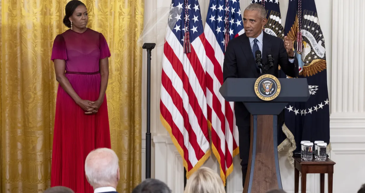 epa10168503 Former US President Barack Obama (R) speaks at the unveiling of the official White House portraits of him and former First Lady Michelle Obama (L), as US President Joe Biden (Bottom L) and First Lady Jill Biden (Bottom R) look on, during a ceremony in the East Room of the White House in Washington, DC, USA, 07 September 2022. The official portraits of former US President Barack Obama and former First Lady Michelle Obama were painted by Robert McCurdy and Sharon Sprung, respectively, and were unveiled during a ceremony hosted by US President Joe Biden and First Lady Jill Biden. EPA/MICHAEL REYNOLDS/Michael Reynolds