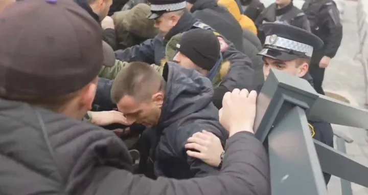 Protest, Bijeljina, sukob sa policijom, SDS, građani, hapšenje Ljubiše Petrovića, Ljubiša Petrović, podrška za Petrovića,/Prtsc