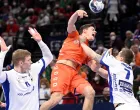 epa09689954 Rutger ten Velde (C) of the Netherlands is challenged by Ymir Gislason (L) and Viggo Kristjansson (R) of Iceland during the Mens' Handball European Championship peliminary round Group B match Iceland vs. Netherlands at MVM Dome in Budapest, Hungary, 16 January 2022. EPA/Tamas Kovacs HUNGARY OUT