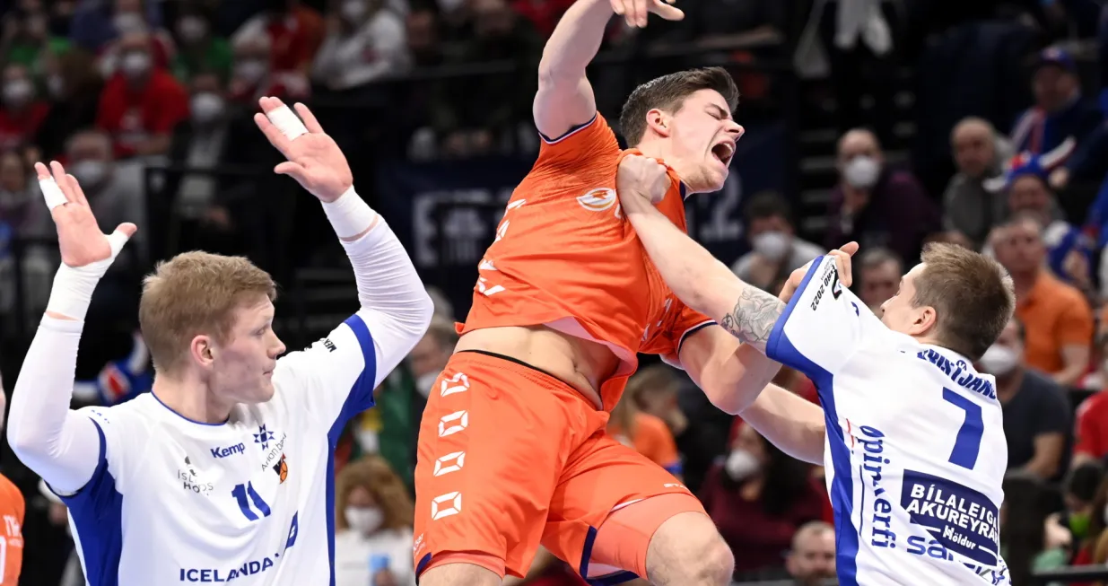 epa09689954 Rutger ten Velde (C) of the Netherlands is challenged by Ymir Gislason (L) and Viggo Kristjansson (R) of Iceland during the Mens' Handball European Championship peliminary round Group B match Iceland vs. Netherlands at MVM Dome in Budapest, Hungary, 16 January 2022. EPA/Tamas Kovacs HUNGARY OUT