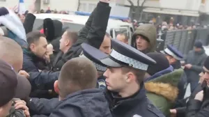 Protest, Bijeljina, sukob sa policijom, SDS, građani, hapšenje Ljubiše Petrovića, Ljubiša Petrović, podrška za Petrovića,/Prtsc