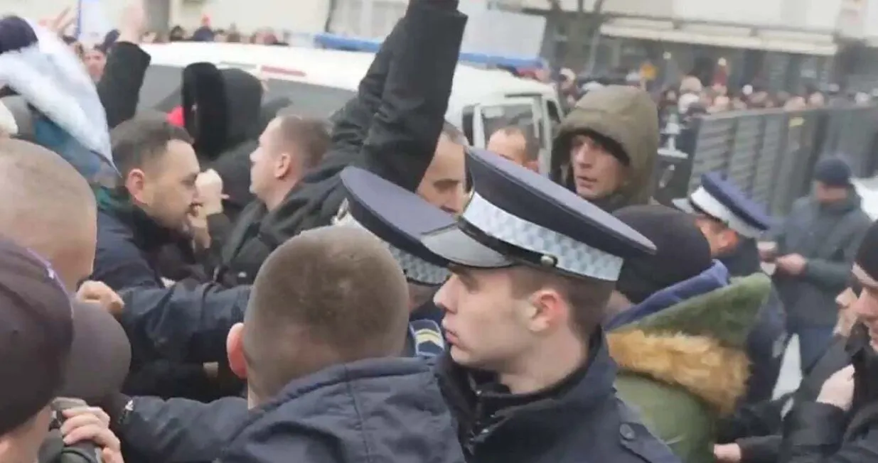 Protest, Bijeljina, sukob sa policijom, SDS, građani, hapšenje Ljubiše Petrovića, Ljubiša Petrović, podrška za Petrovića,/Prtsc