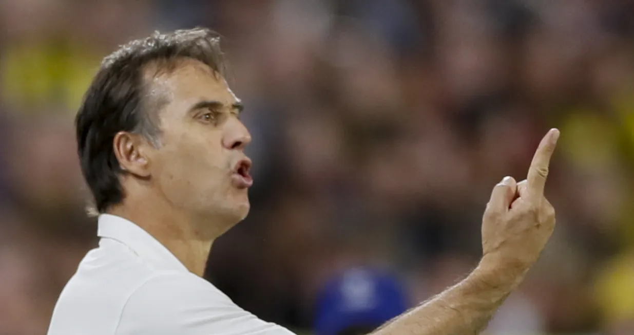 epa10225705 Sevilla's head coach Julen Lopetegui during the UEFA Champions League match between Sevilla and Borusia Dortmund held at Sanchez Pijuan Stadium in Sevilla, Spain, 05 October 2022. EPA/JOSE MANUEL VIDAL