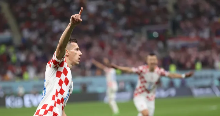 epaselect epa10370254 Mislav Orsic of Croatia celebrates after scoring the 2-1 lead during the FIFA World Cup 2022 third place soccer match between Croatia and Morocco at Khalifa International Stadium in Doha, Qatar, 17 December 2022. EPA/Tolga Bozoglu