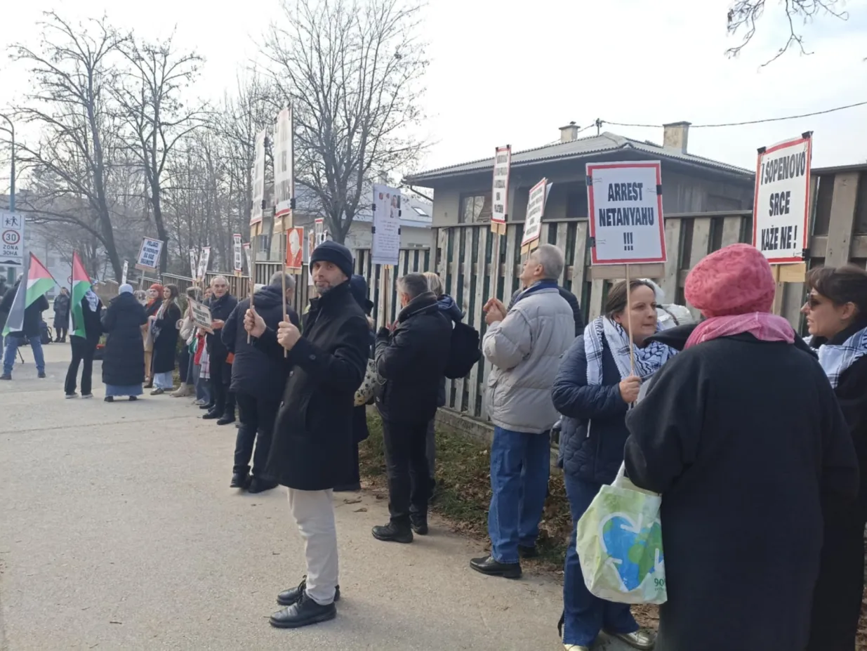 protest građana ispred Ambasade Poljske Eldina Zolj-Balenović/Eldina Zolj-balenović