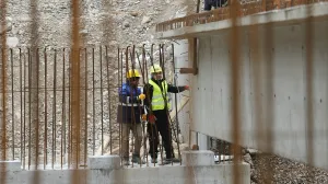 Radovi na sanaciji oštećenja željezničke pruge kod Komadinovog Vrela, nedaleko od Jablanice, zbog kojeg je više od tri mjeseca potpuno obustavljen željeznički saobraćaj na dionici Sarajevo – Mostar, mogli bi biti završeni krajem januara ili početkom februara. Gradilište pruge, osim predstavnika ŽFBiH, u ponedjeljak posjetili su ministar komunikacija i prometa BiH Edin Forto i federalna ministrica prometa i komunikacija Andrijana Katić/Denis Zuberi