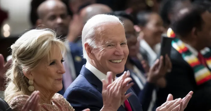 epa10366585 US President Joe Biden (R) and First Lady Jill Biden (L) applaud US singer Gladys Knight during her performance for attendees after the US-Africa Leaders Summit, in the State Dining Room of the White House in Washington, DC, USA, 14 December 2022. EPA/MICHAEL REYNOLDS/POOL/Michael Reynolds/Pool