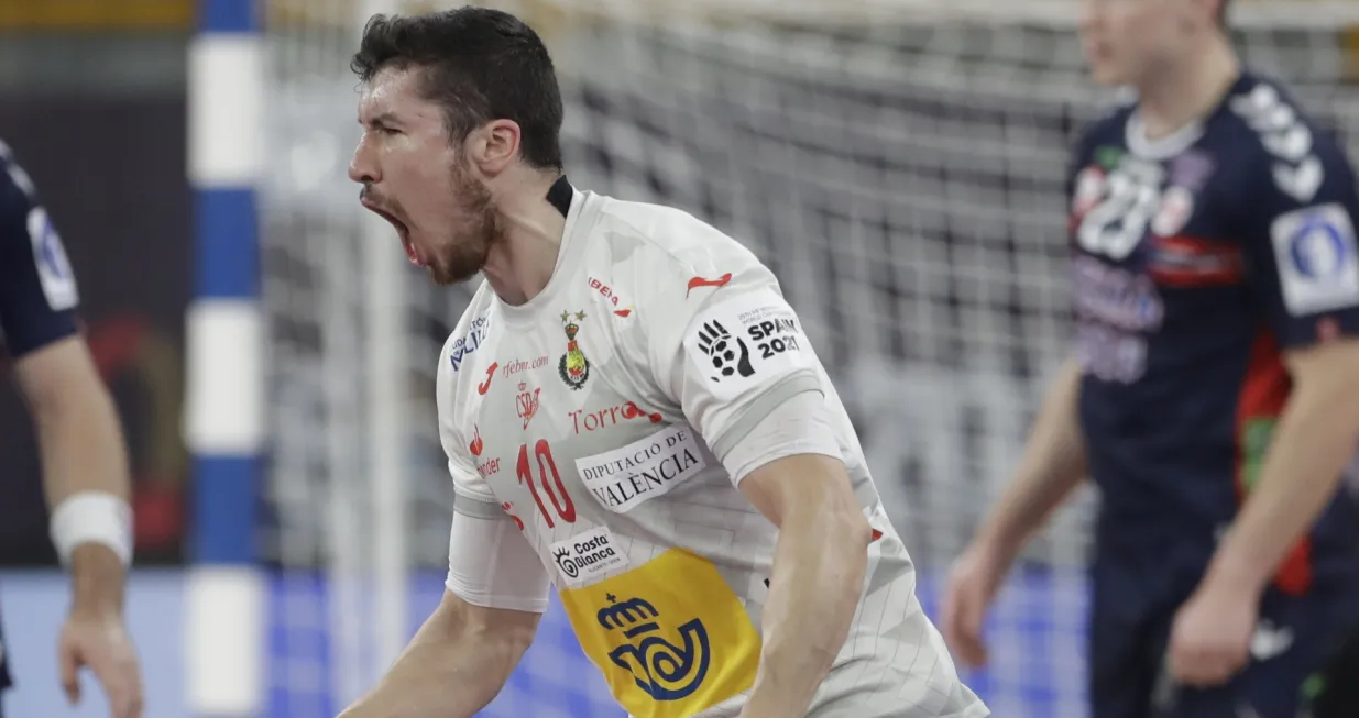 epa08969537 Spain's Alex Dujshebaev Dovichebaeva reacts during the quarter final match between Spain and Norway at the 27th Men's Handball World Championship in Cairo, Egypt, 27 January 2021. EPA/Petr David Josek/POOL