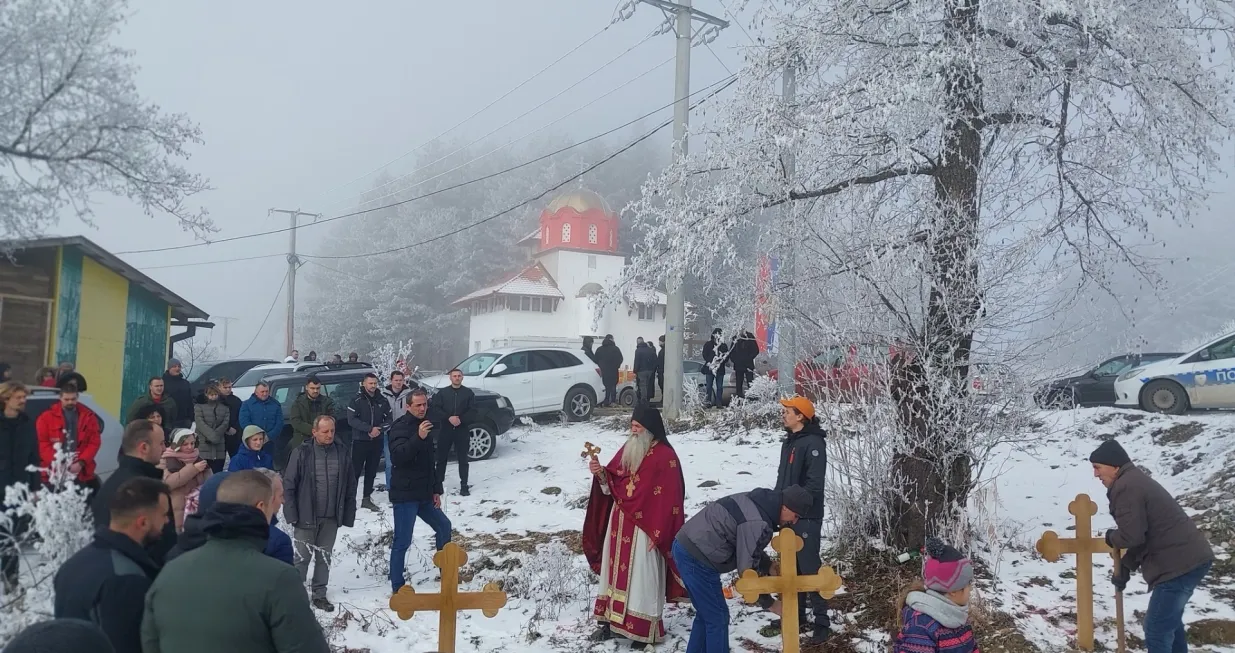 Šehidsko mezarje Kragljivoda, Srebrenica, postavljanje krstova, manastir Karno/Facebook