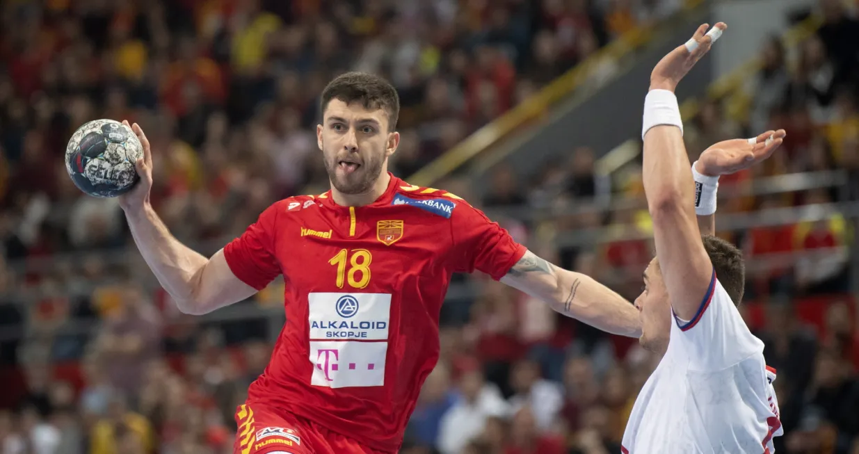 epa09894982 Filip Kuzmanovski (L) of North Macedonia in action during the 2023 IHF World Men's Handball Championship Qualification Europe zone play off match, second leg between North Macedonia and Czech Republic in Skopje, Republic of North Macedonia, 17 April 2022. EPA/GEORGI LICOVSKI