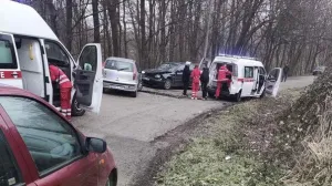 Teška saobraćajna nesreća dogodila se danas u mjestu Kiseljak kod Tuzle. U nesreći je lakše povrijeđeno nekoliko osoba//