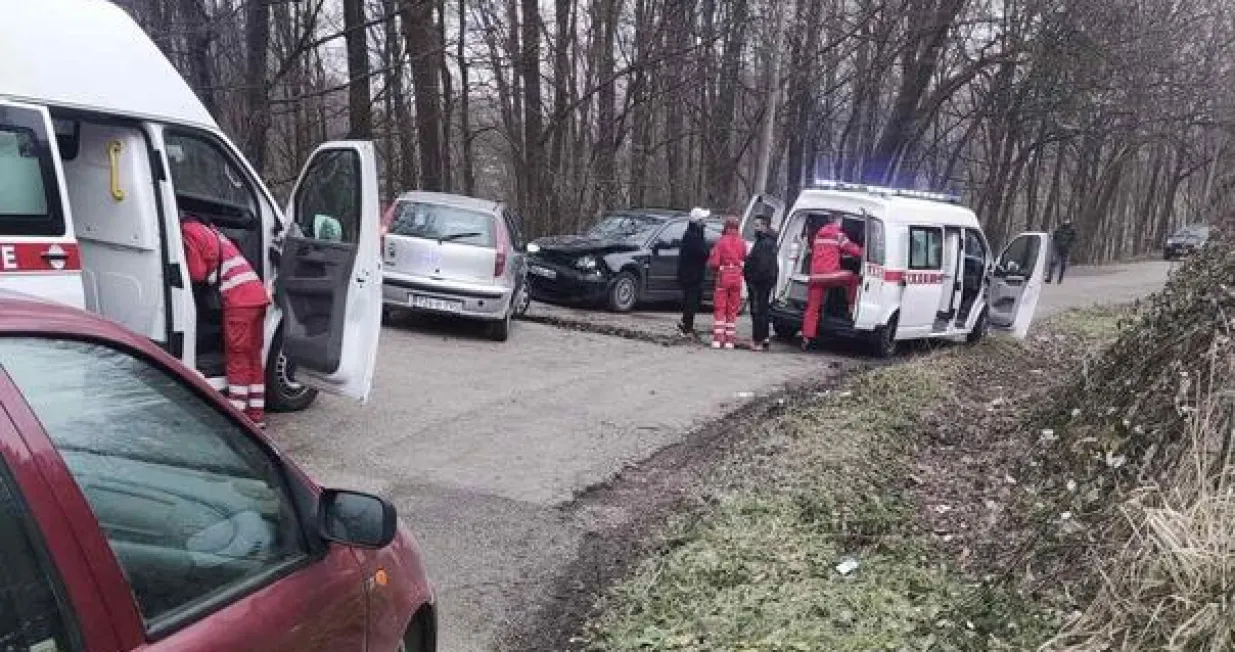 Teška saobraćajna nesreća dogodila se danas u mjestu Kiseljak kod Tuzle. U nesreći je lakše povrijeđeno nekoliko osoba//