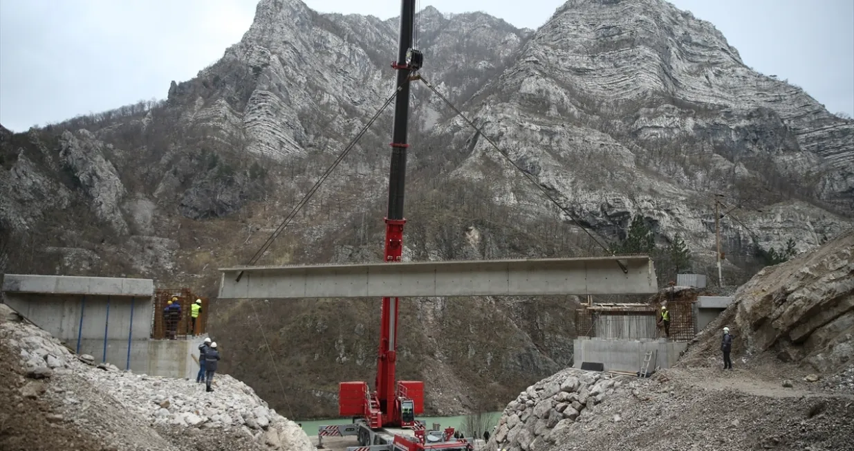 Radovi na sanaciji oštećenja željezničke pruge kod Komadinovog Vrela, nedaleko od Jablanice, zbog kojeg je više od tri mjeseca potpuno obustavljen željeznički saobraćaj na dionici Sarajevo – Mostar, mogli bi biti završeni krajem januara ili početkom februara. Gradilište pruge, osim predstavnika ŽFBiH, u ponedjeljak posjetili su ministar komunikacija i prometa BiH Edin Forto i federalna ministrica prometa i komunikacija Andrijana Katić/Denis Zuberi