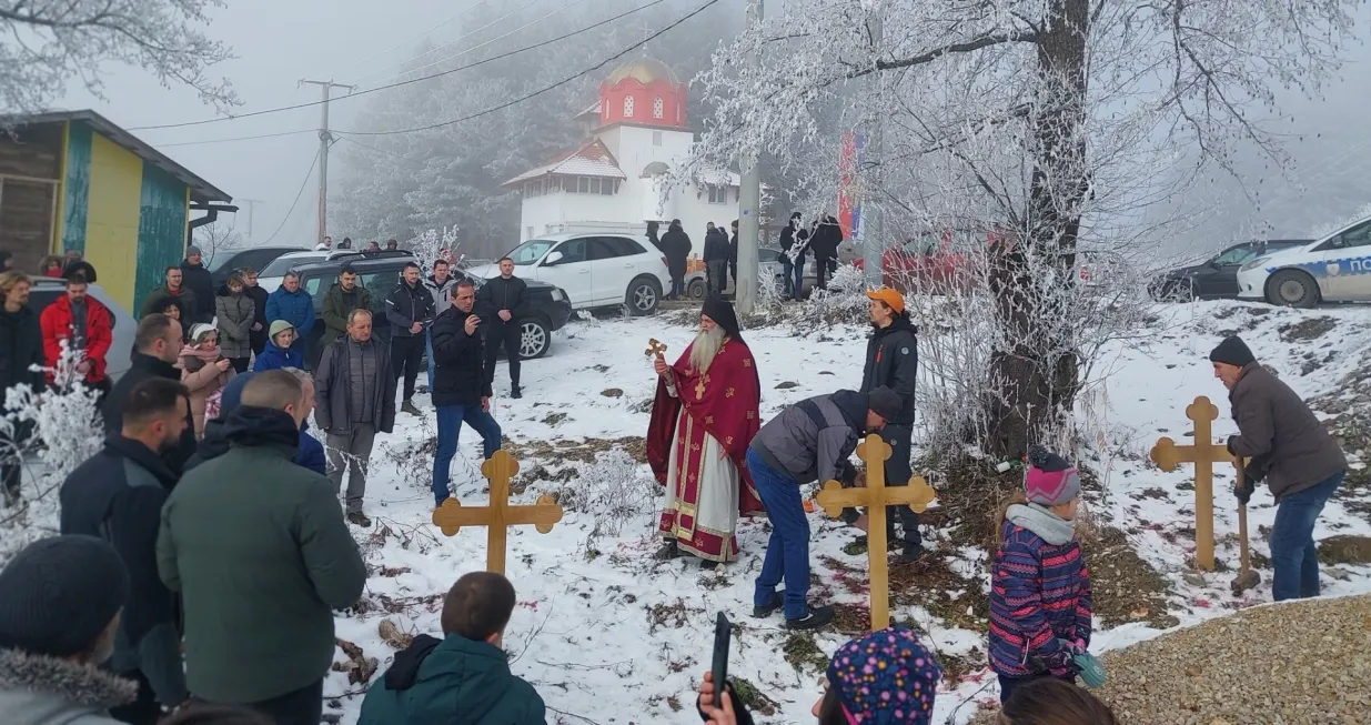 Šehidsko mezarje Kragljivoda, Srebrenica, postavljanje krstova, manastir Karno/Facebook