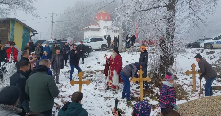 Šehidsko mezarje Kragljivoda, Srebrenica, postavljanje krstova, manastir Karno/Facebook